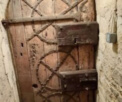 Esta puerta tiene casi mil años