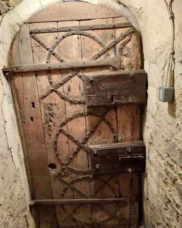 Esta puerta tiene casi mil años